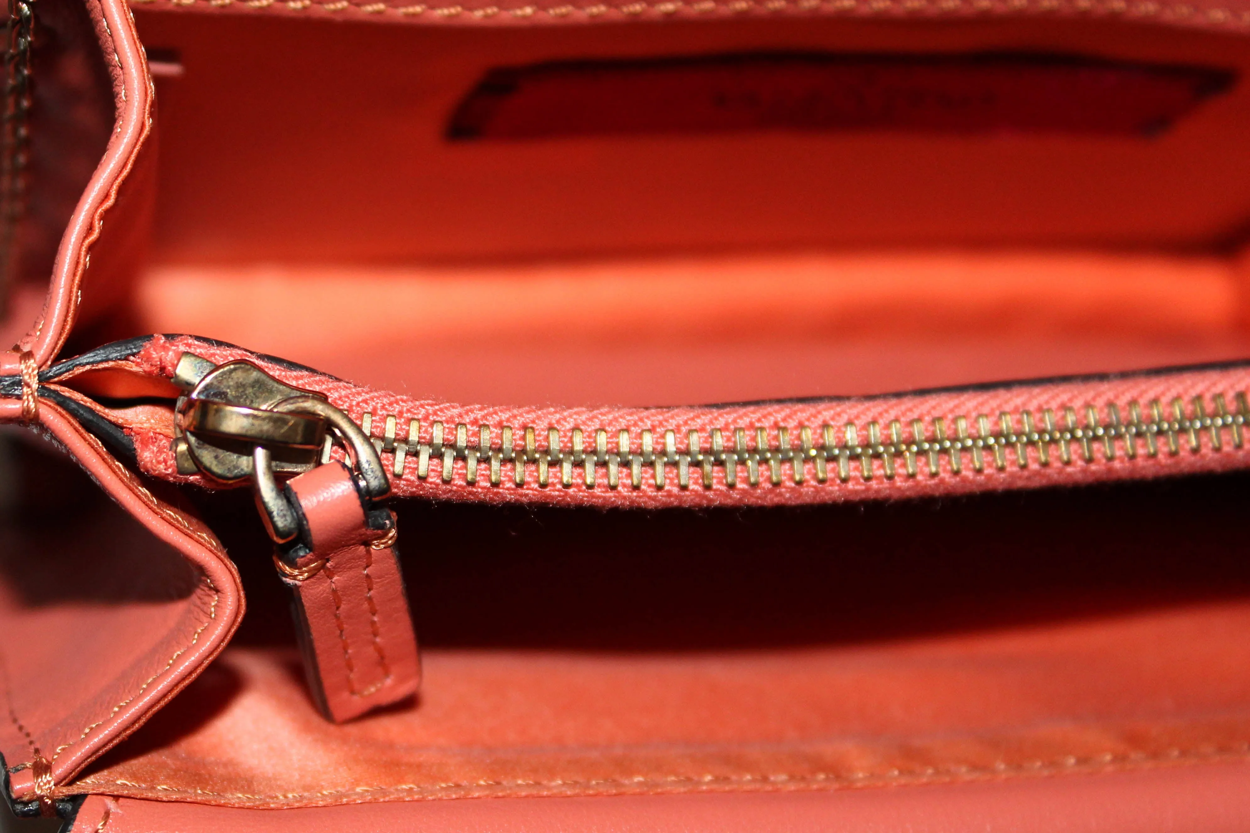 Authentic Valentino Garavani Coral Rockstud Calfskin Chain Pouch
