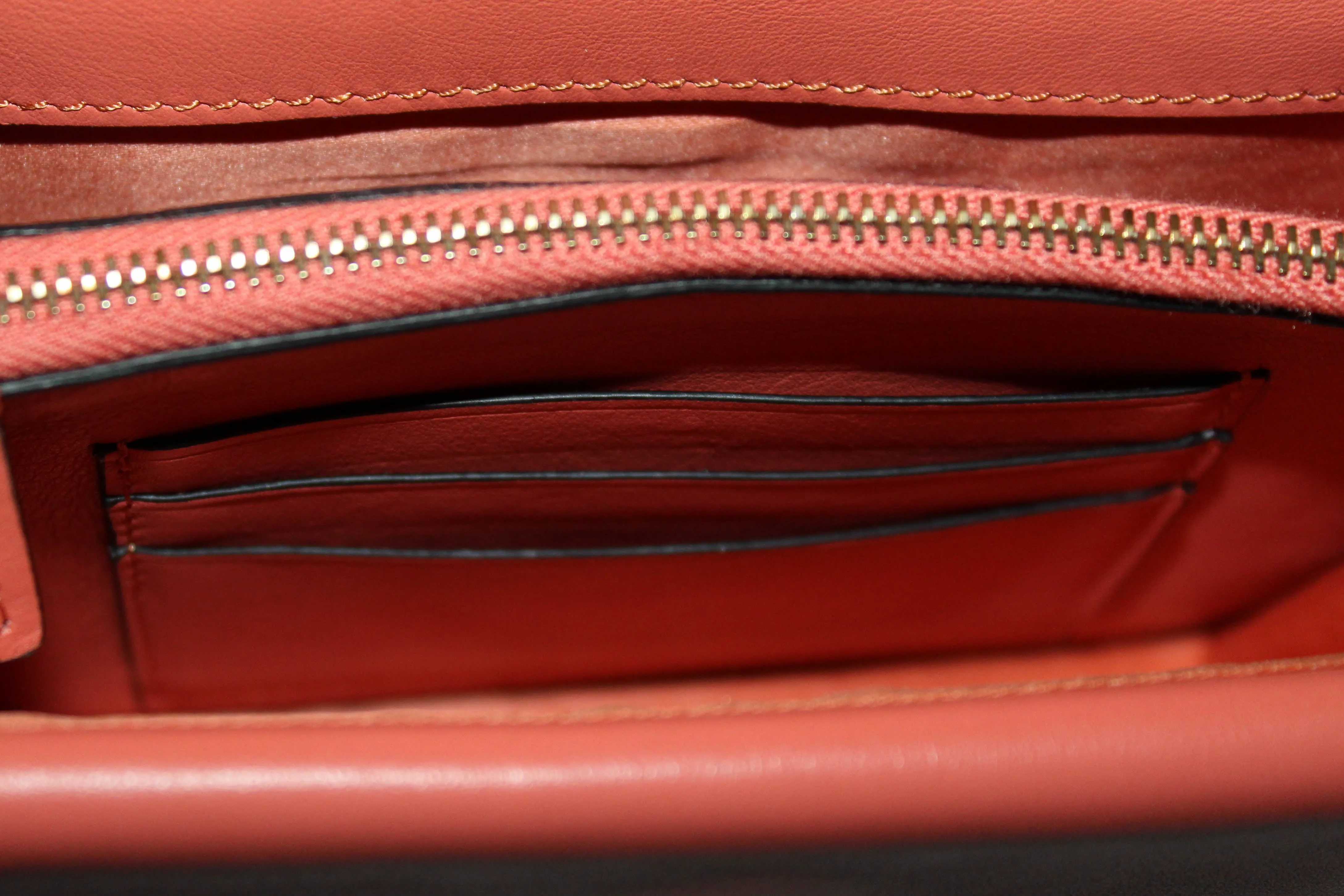 Authentic Valentino Garavani Coral Rockstud Calfskin Chain Pouch