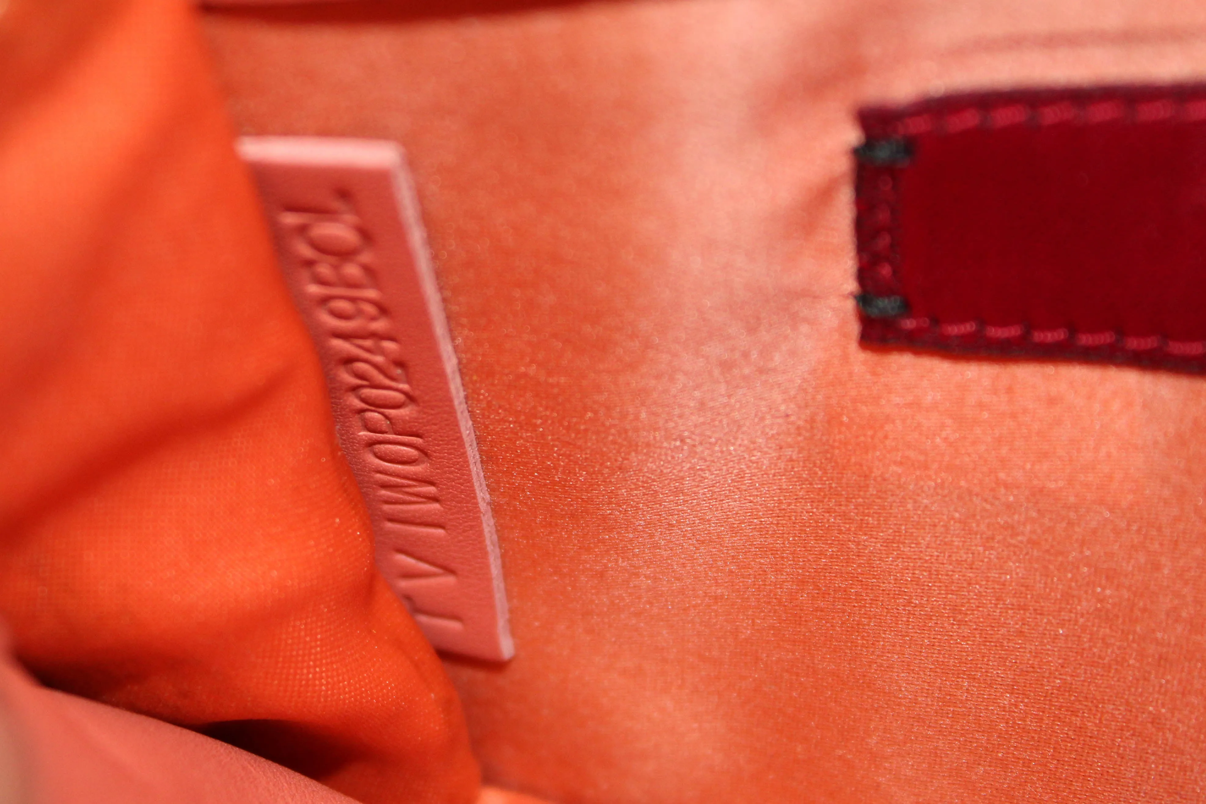 Authentic Valentino Garavani Coral Rockstud Calfskin Chain Pouch