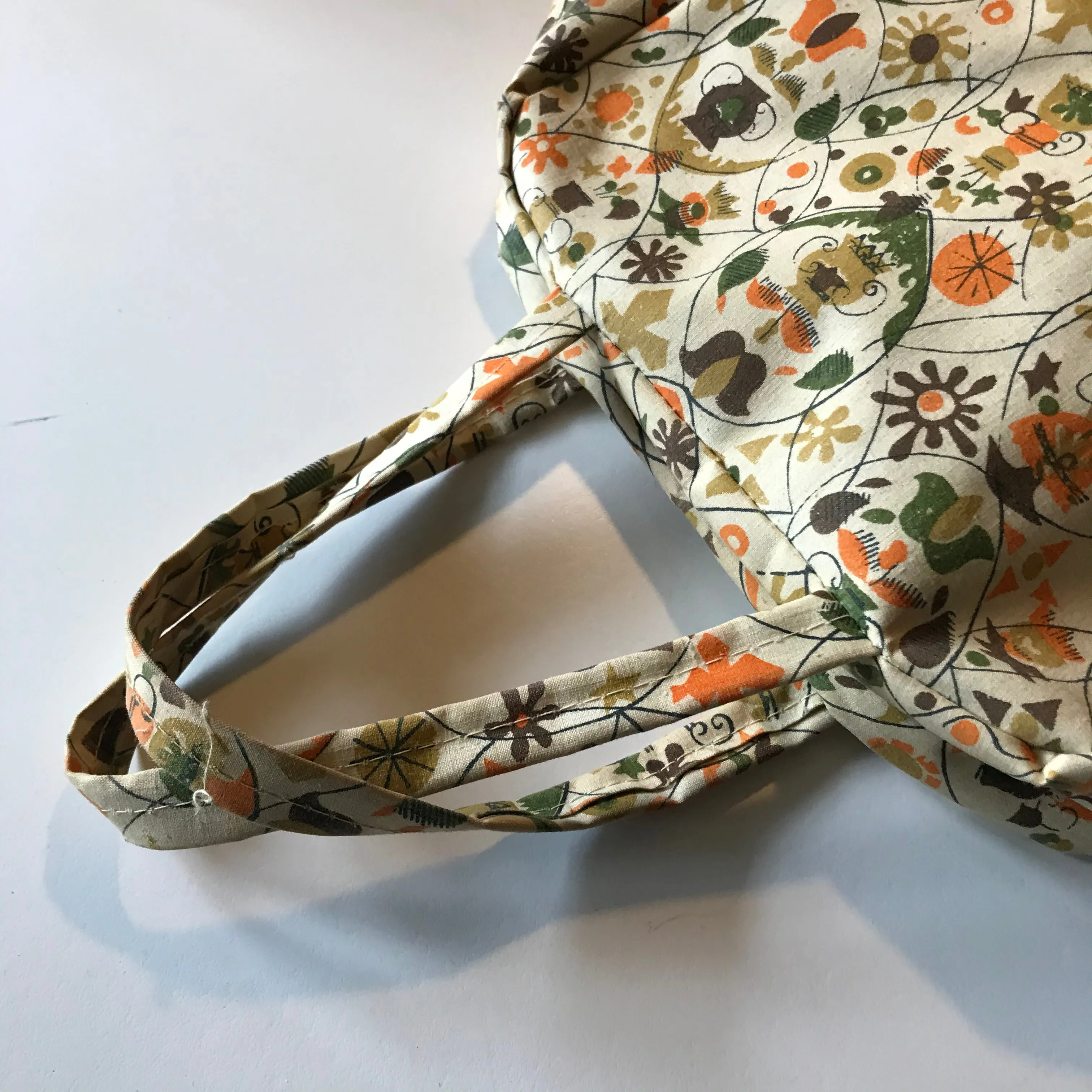Colonial Inspired Novelty Print Canvas Shoe Bag circa 1960s