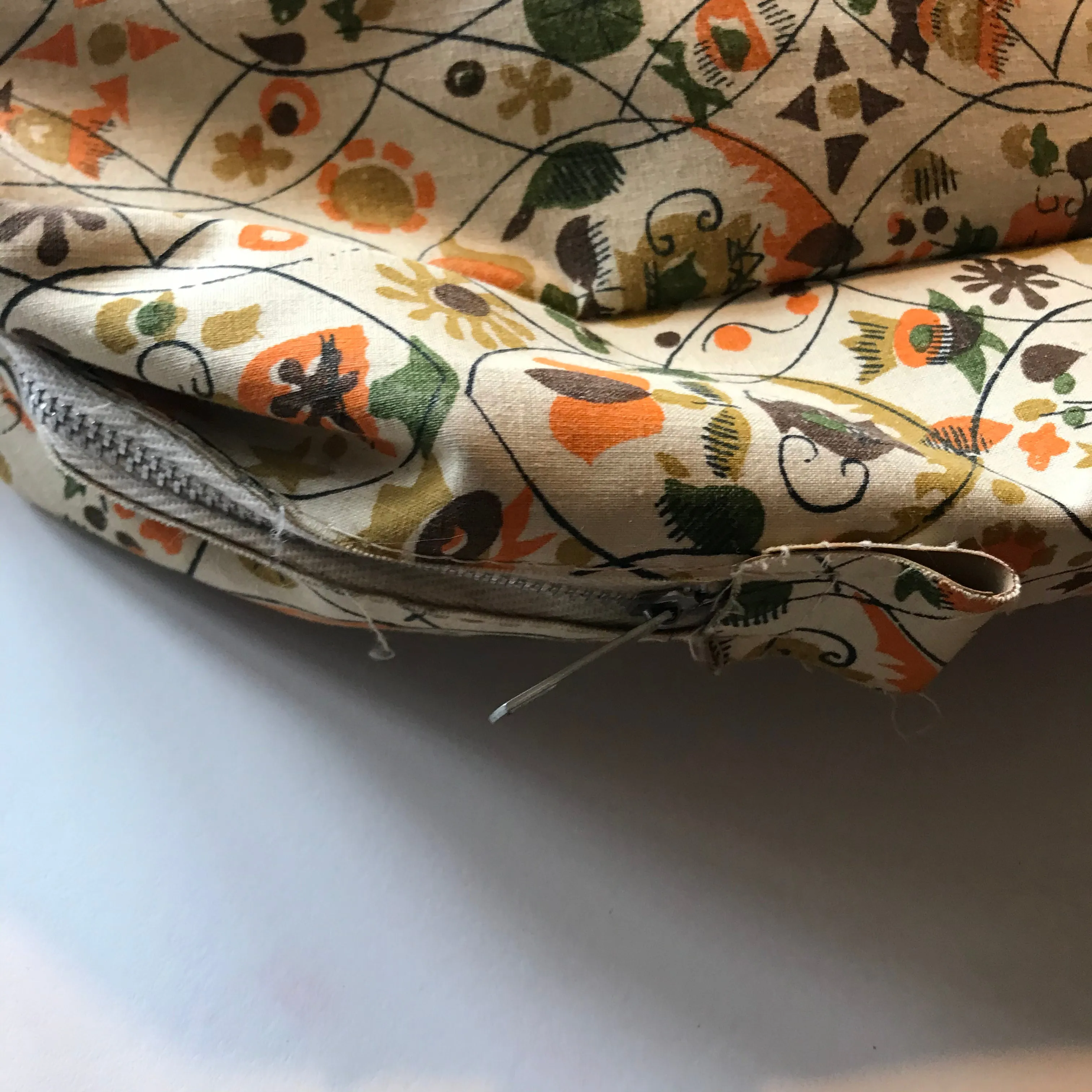 Colonial Inspired Novelty Print Canvas Shoe Bag circa 1960s