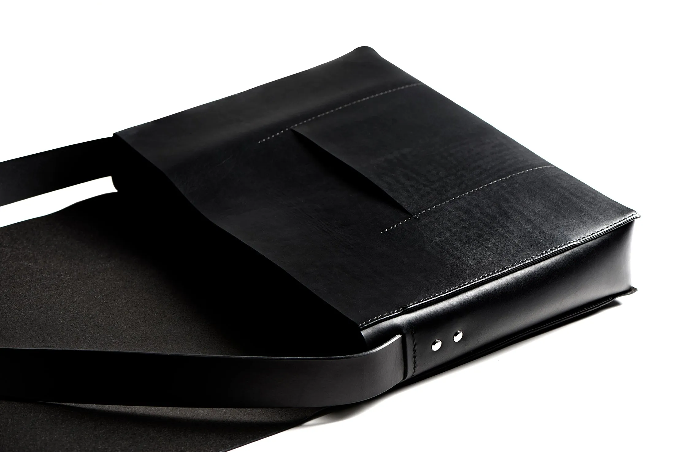 Leather messenger bag: NORD (black)