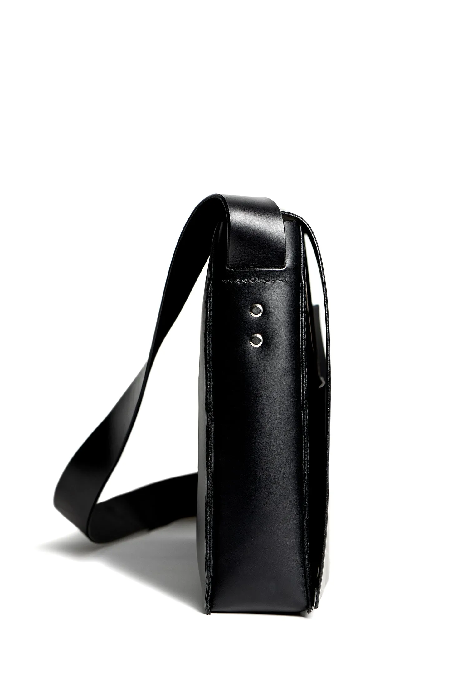 Leather messenger bag: NORD (black)